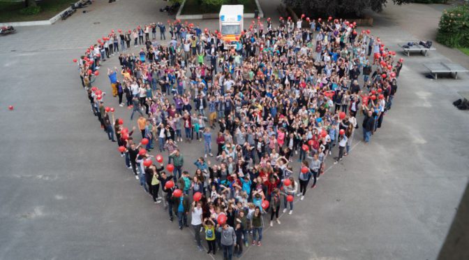 Eine ganze Schule übt Leben retten