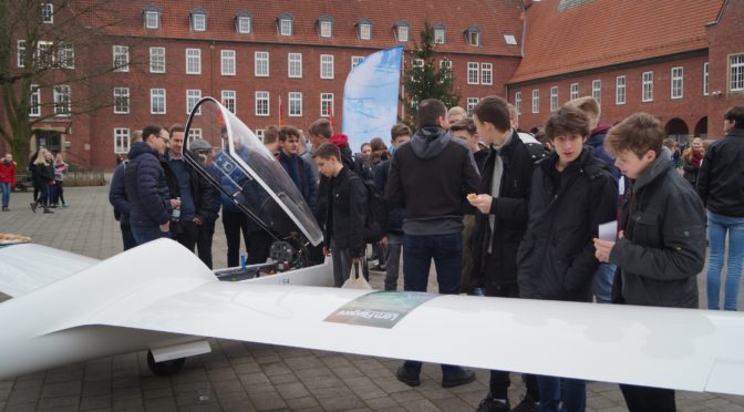 Segelflugzeug auf Schulhof gelandet