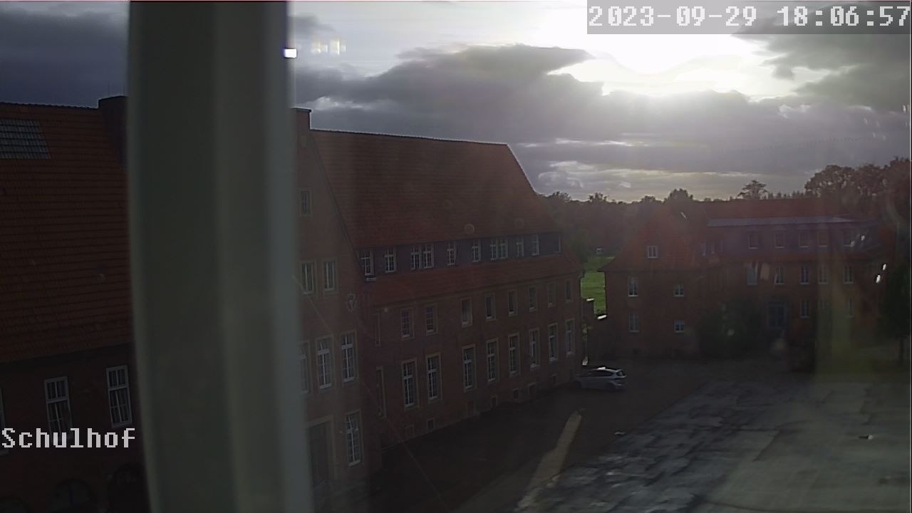 Webcam Schulhof 18:06